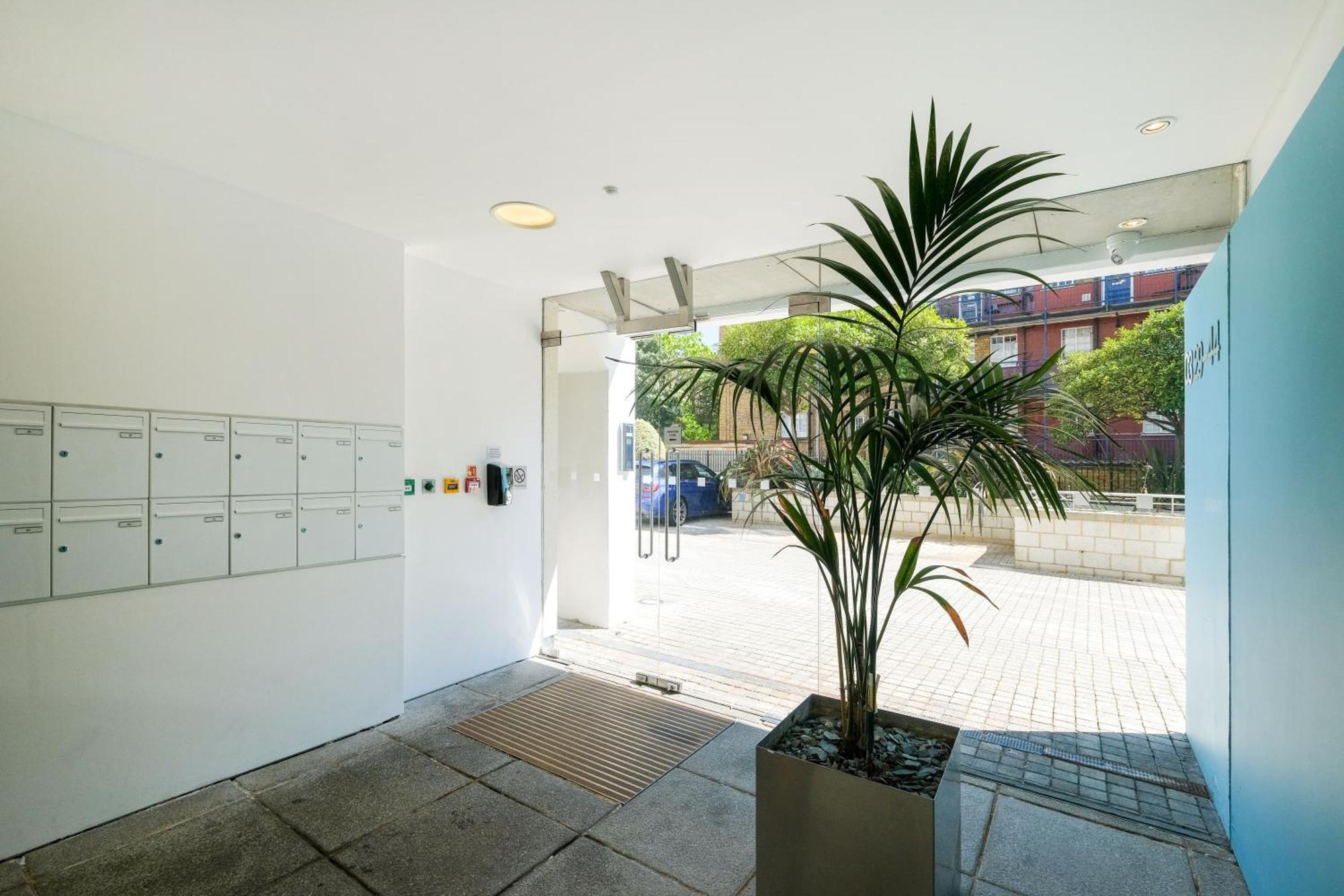 Lovely 2 Bed Flat In Canal Side Gated Development Apartment London Exterior photo